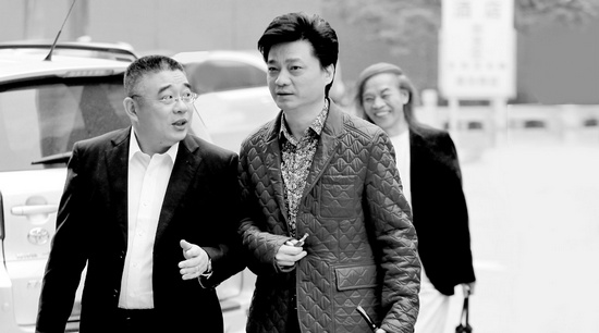 錢文忠（左）、小崔、蔡志忠（后）三位大咖步入錄制現(xiàn)場