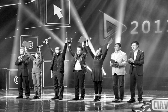 《留言》導(dǎo)演孫曉暉（左三）現(xiàn)場領(lǐng)獎(jiǎng) 河南電視臺供圖