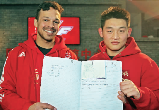 　　約瑟夫手繪了每個選手的肖像，認(rèn)認(rèn)真真地用字母拼寫出選手的中文名字附注?！翱矗@個是鄭召玉喲”