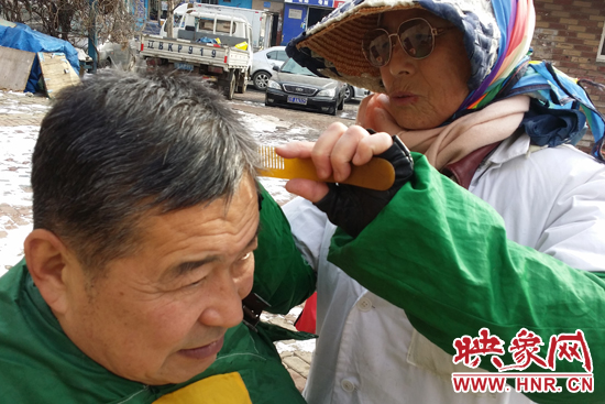 75歲“最美理發(fā)奶奶”玩轉花腔