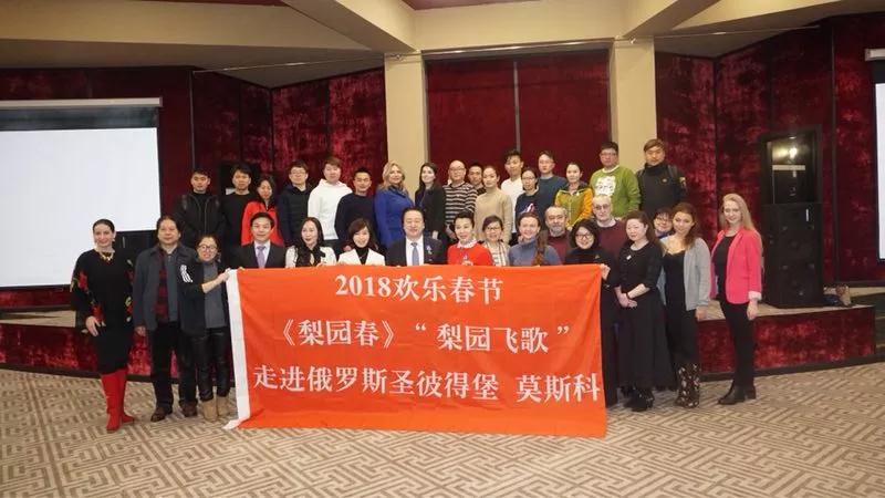 《梨園春》與俄羅斯文化學(xué)者開展座談會(huì)，共同交流中俄藝術(shù)文化的發(fā)展并互贈(zèng)禮物