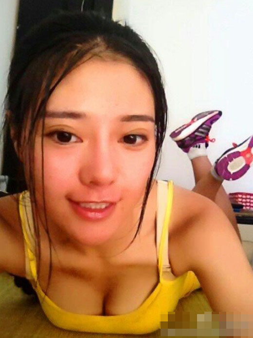 "最美馬拉松女孩"爆紅 自稱要跑100個(gè)馬拉松