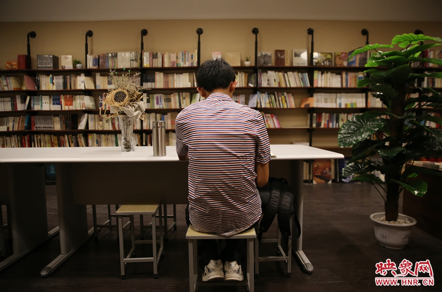 5月23日晚，鄭州一家24小時(shí)（周五、周六）書(shū)店?duì)I業(yè)。慕名而來(lái)的客人在看書(shū)。
