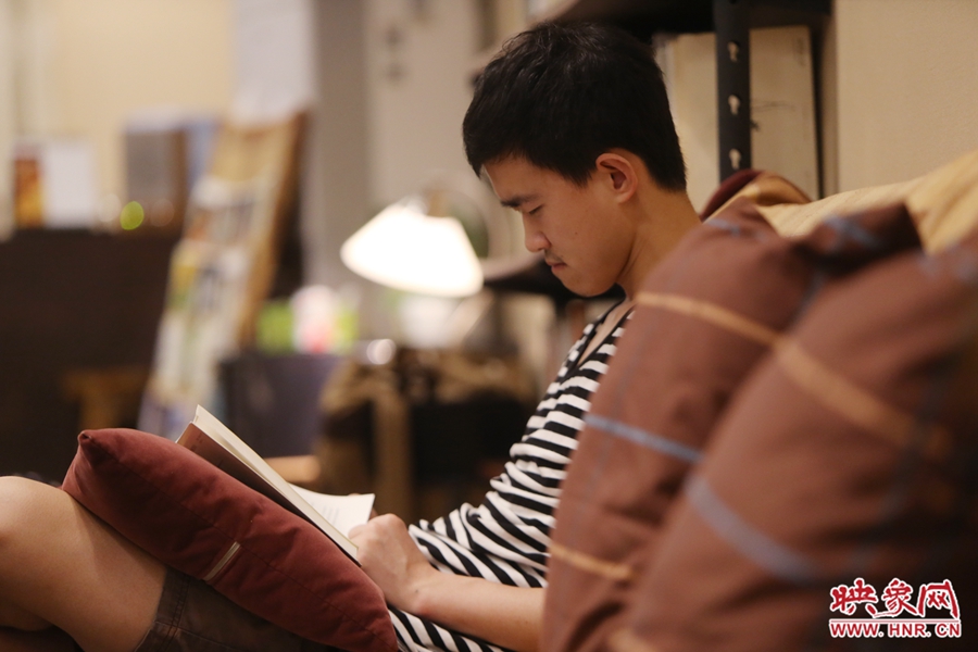 徐浩然，24歲，圖書(shū)編輯：在書(shū)店看紙質(zhì)書(shū)，意境會(huì)更深一些。