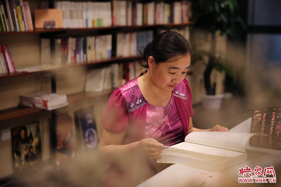 王艷、44歲，某醫(yī)院醫(yī)生：白天沒(méi)有時(shí)間，晚上帶小孩來(lái)這里培養(yǎng)她們的讀書(shū)習(xí)慣。