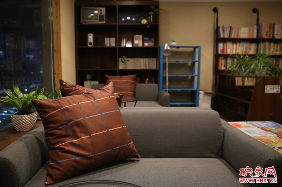 書(shū)店內(nèi)的布置非常溫馨，有種家里書(shū)屋的感覺(jué)。