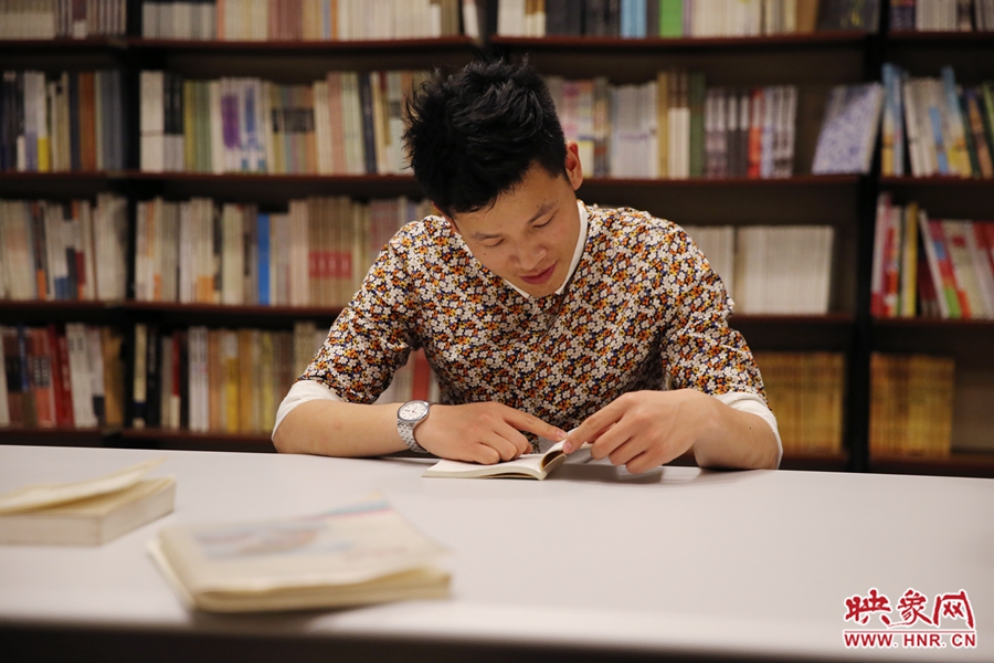 李恒，26歲，私營(yíng)業(yè)主：喜歡撫摸紙質(zhì)書(shū)的感覺(jué)。