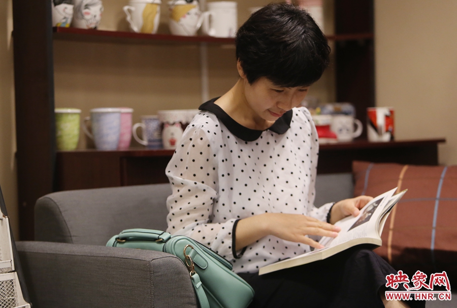 毛韶華，年齡保密，文字工作者：紙質(zhì)書(shū)是營(yíng)養(yǎng)餐，電子書(shū)是快餐。