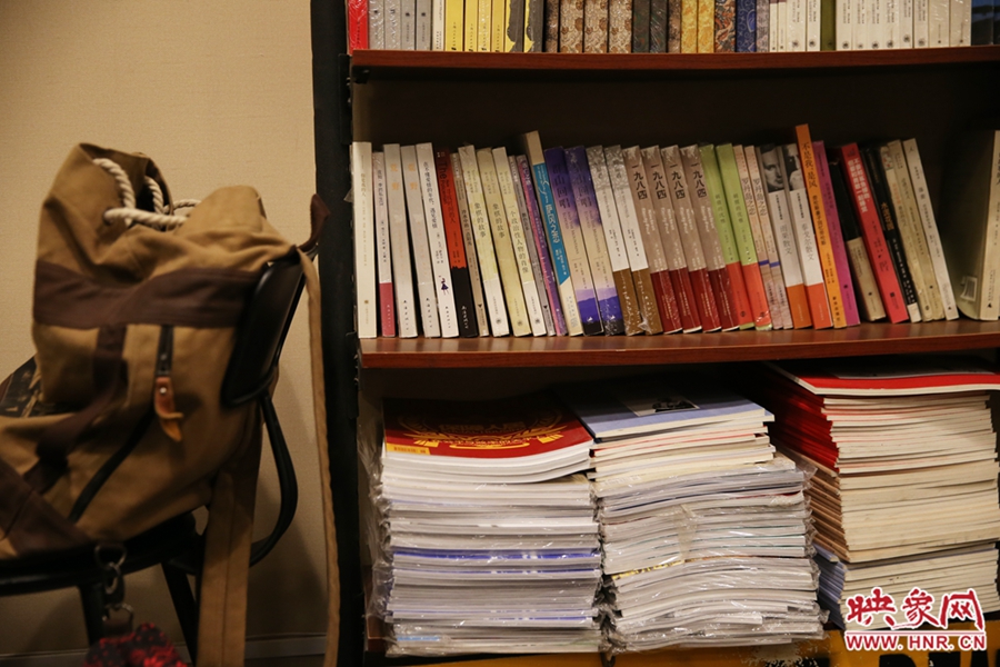 放下背包，捧起一本喜愛(ài)的書(shū)，生活的另一種方式。