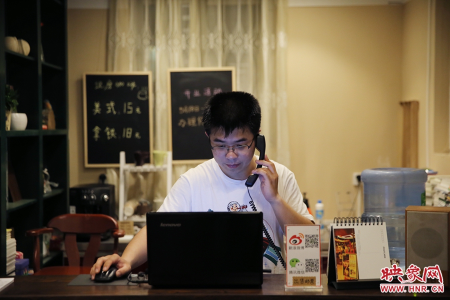 店長(zhǎng)小博，由于書(shū)店搬遷至此，經(jīng)常接詢問(wèn)地址的電話。