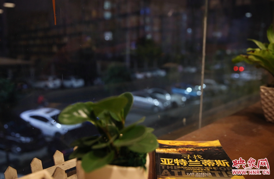 一扇窗，將喧鬧與寧?kù)o分割。