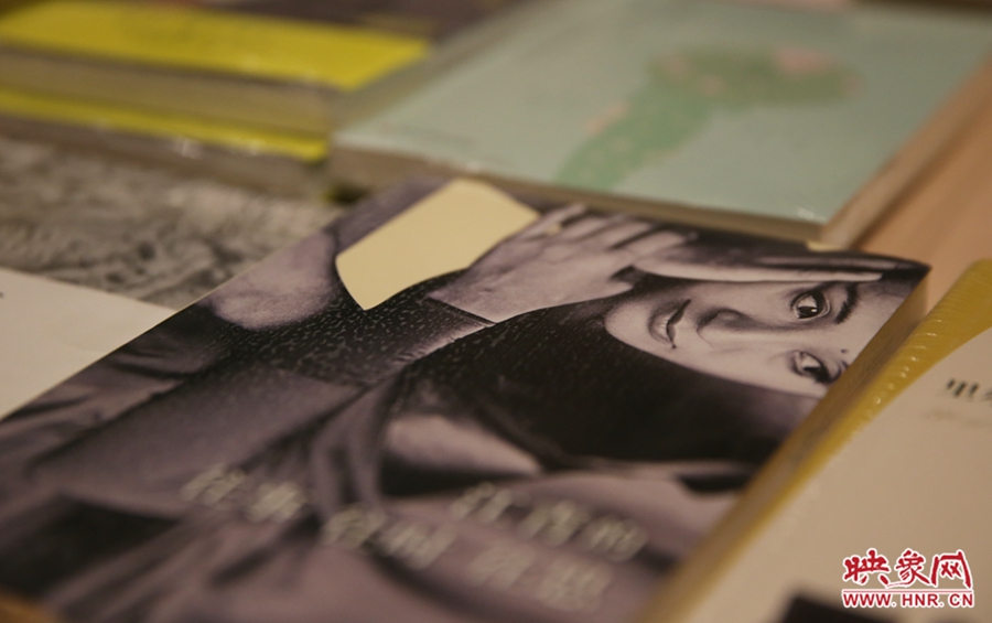 書(shū)店內(nèi)的書(shū)。