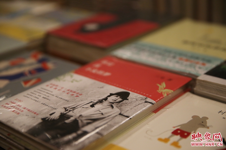 書(shū)店內(nèi)的書(shū)。