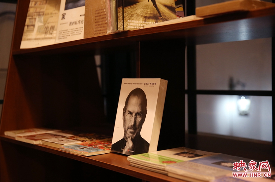 書(shū)店內(nèi)的書(shū)。