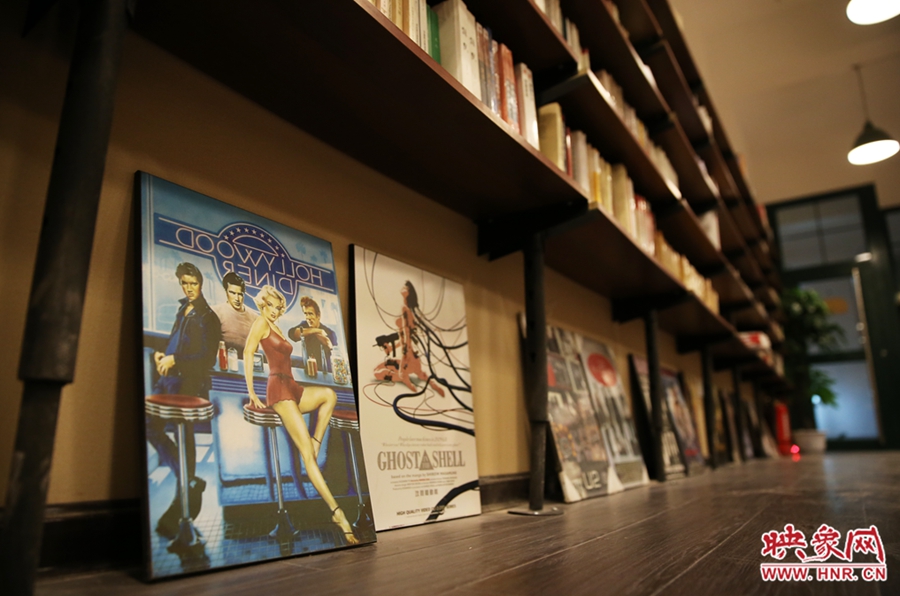 書(shū)店內(nèi)的書(shū)。