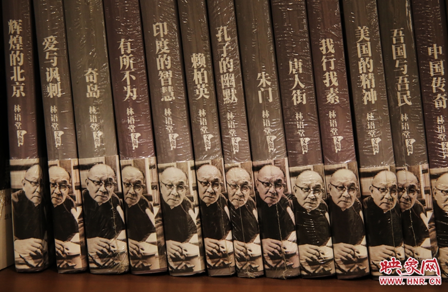 書(shū)店內(nèi)的書(shū)。