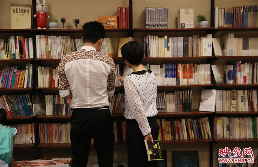 看書(shū)的人。