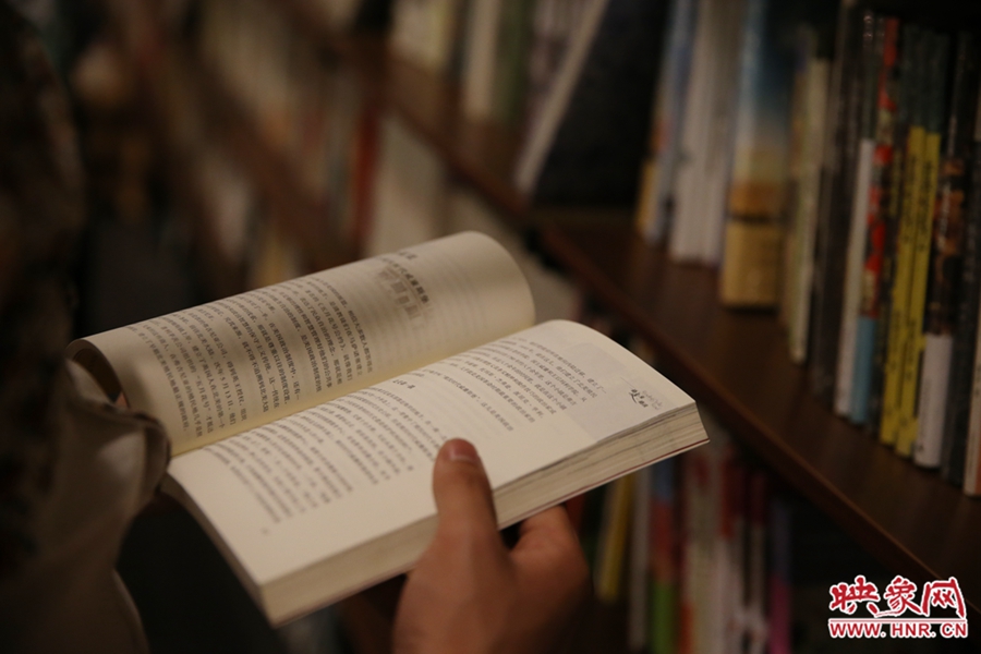 看書(shū)的人。