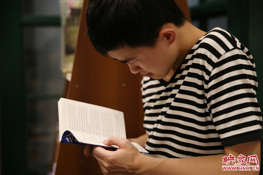 看書(shū)的人。