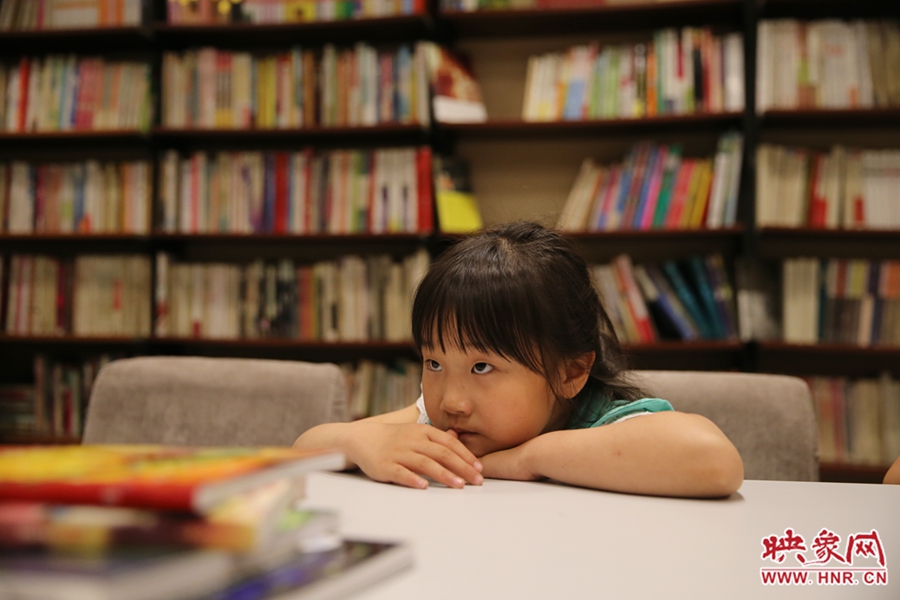 看書(shū)的人。