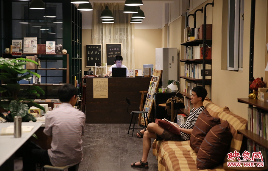 看書(shū)的人在相互交流。