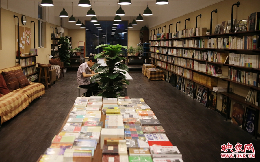 看書(shū)的人。