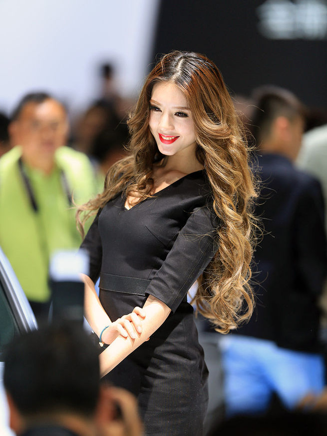 2014成都車(chē)展最美車(chē)模出爐 酥胸、長(zhǎng)腿、美背