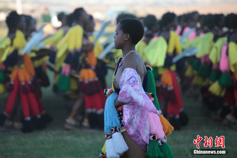 斯威士蘭蘆葦節(jié)開選秀女 十萬(wàn)“甄嬛”苦盼國(guó)王垂青 斯威士蘭蘆葦節(jié)開選秀女 十萬(wàn)“甄嬛”苦盼國(guó)王垂青