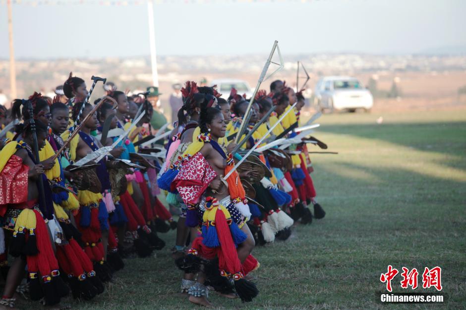 斯威士蘭蘆葦節(jié)開選秀女 十萬(wàn)“甄嬛”苦盼國(guó)王垂青 斯威士蘭蘆葦節(jié)開選秀女 十萬(wàn)“甄嬛”苦盼國(guó)王垂青