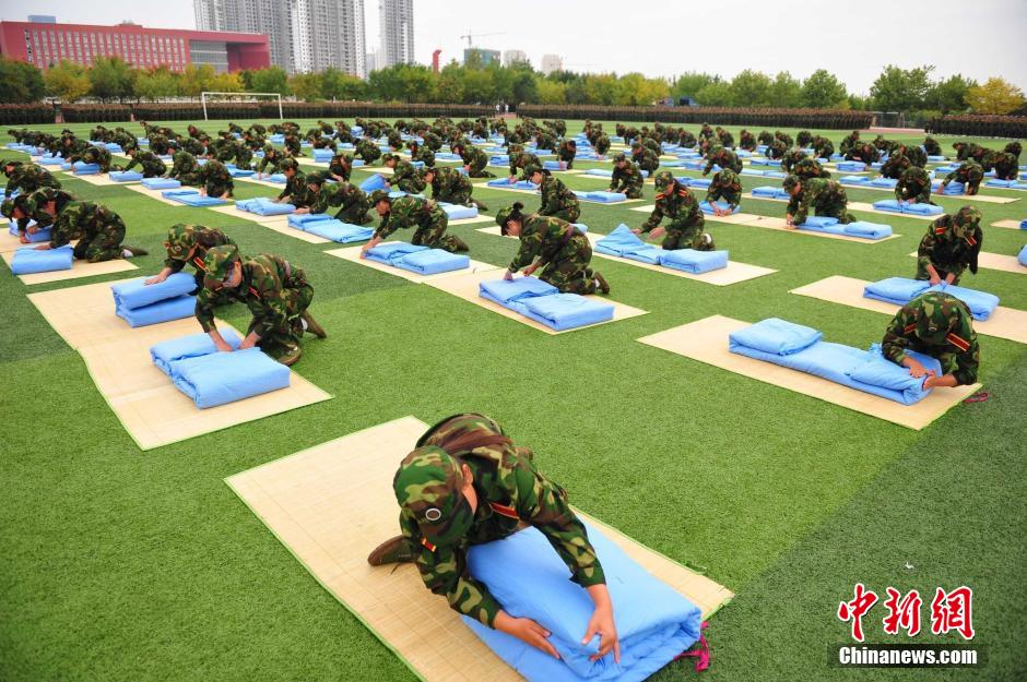 山東日照高校軍訓(xùn)畢訓(xùn)儀式展示百人疊被 山東日照高校軍訓(xùn)畢訓(xùn)儀式展示百人疊被