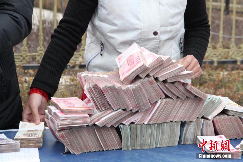 甘肅山村一支書(shū)發(fā)百萬(wàn)分紅現(xiàn)金 激勵(lì)全村農(nóng)民致富