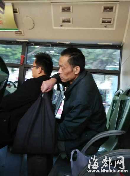 實拍小偷公交盜竊 乘客渾然不知. 實拍小偷公交盜竊 乘客渾然不知.