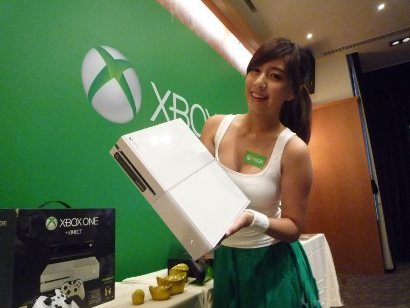 游戲展“尖叫妹”跳健身舞