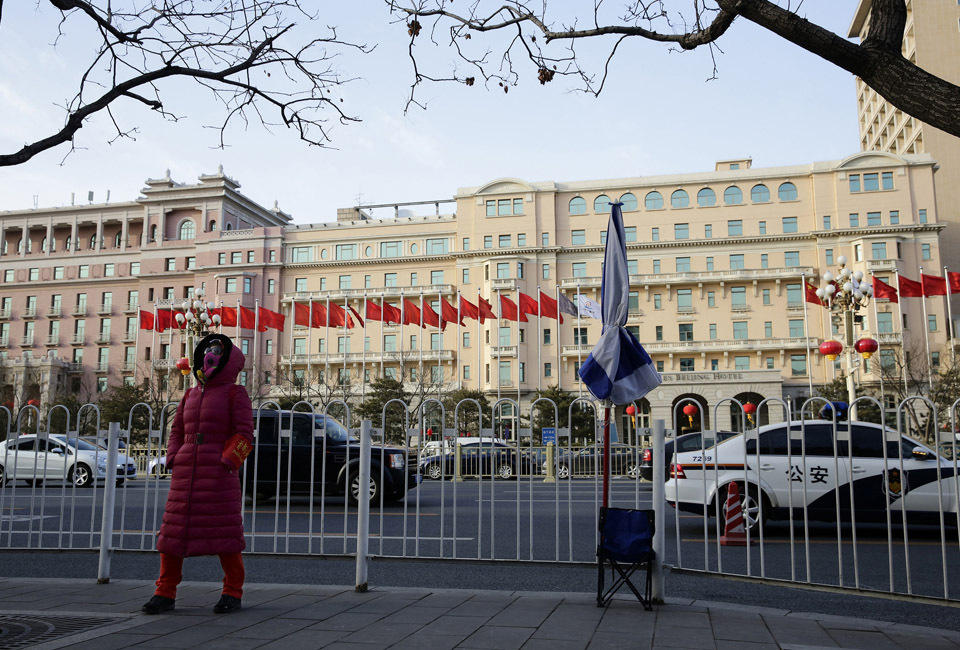 保衛(wèi)兩會的“紅袖章部隊(duì)”