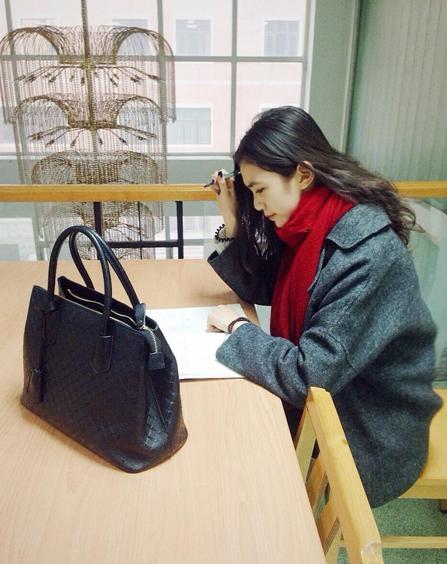 國戲?；ú排畬W(xué)霸 街拍秀修長美腿