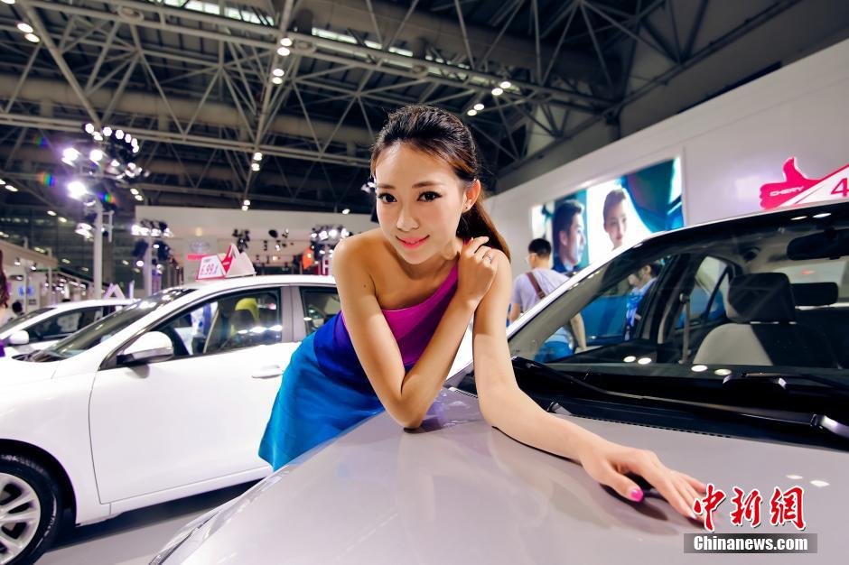 福州國(guó)際車展開幕 眾車模“爭(zhēng)奇斗艷”