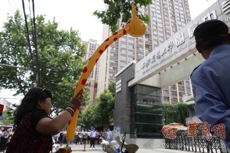 母親考點(diǎn)舉“長(zhǎng)頸鹿” 為讓孩子一眼看見(jiàn)