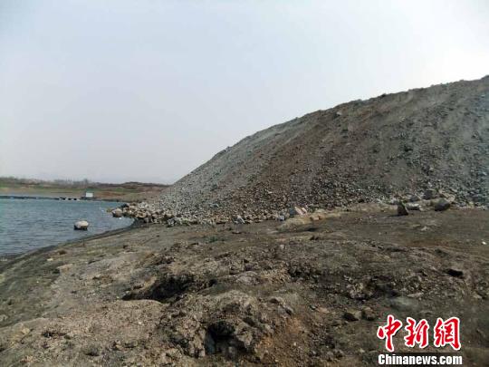 填湖造地，在鴨河水庫非法建設有越演越烈之勢。吳揚　攝