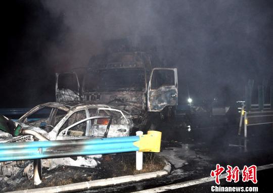 10月2日0時許，杭瑞高速貴州江口縣往銅仁市方向，距王家溝隧道出口200米處，發(fā)生一起三車追尾交通事