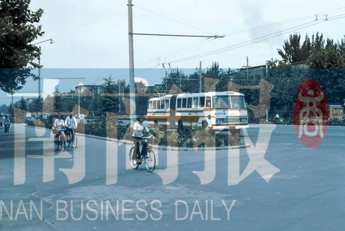 1983年的建設(shè)路，已經(jīng)有了電車