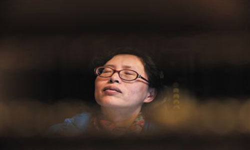 人們將醫(yī)療制度的憤懣情緒，寄托在這個(gè)走廊醫(yī)生身上，共同沉浸在受迫害的幻覺之中