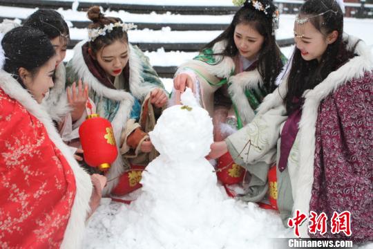 古裝美女雪中斗艷穿越古今玩“打雪仗、堆雪人”